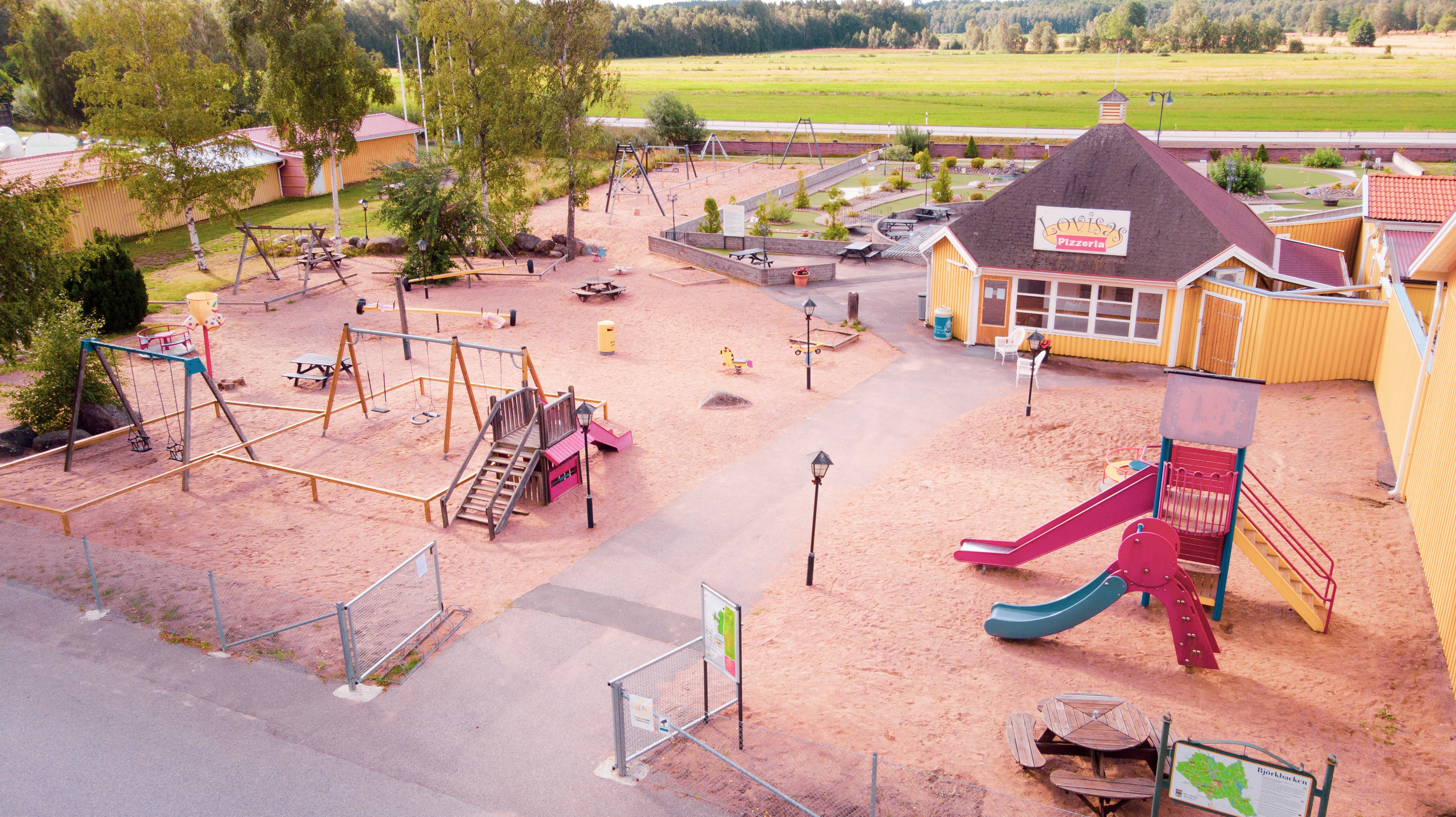 Lekpark på Björkbacken i Småländska idyllen Vimmerby