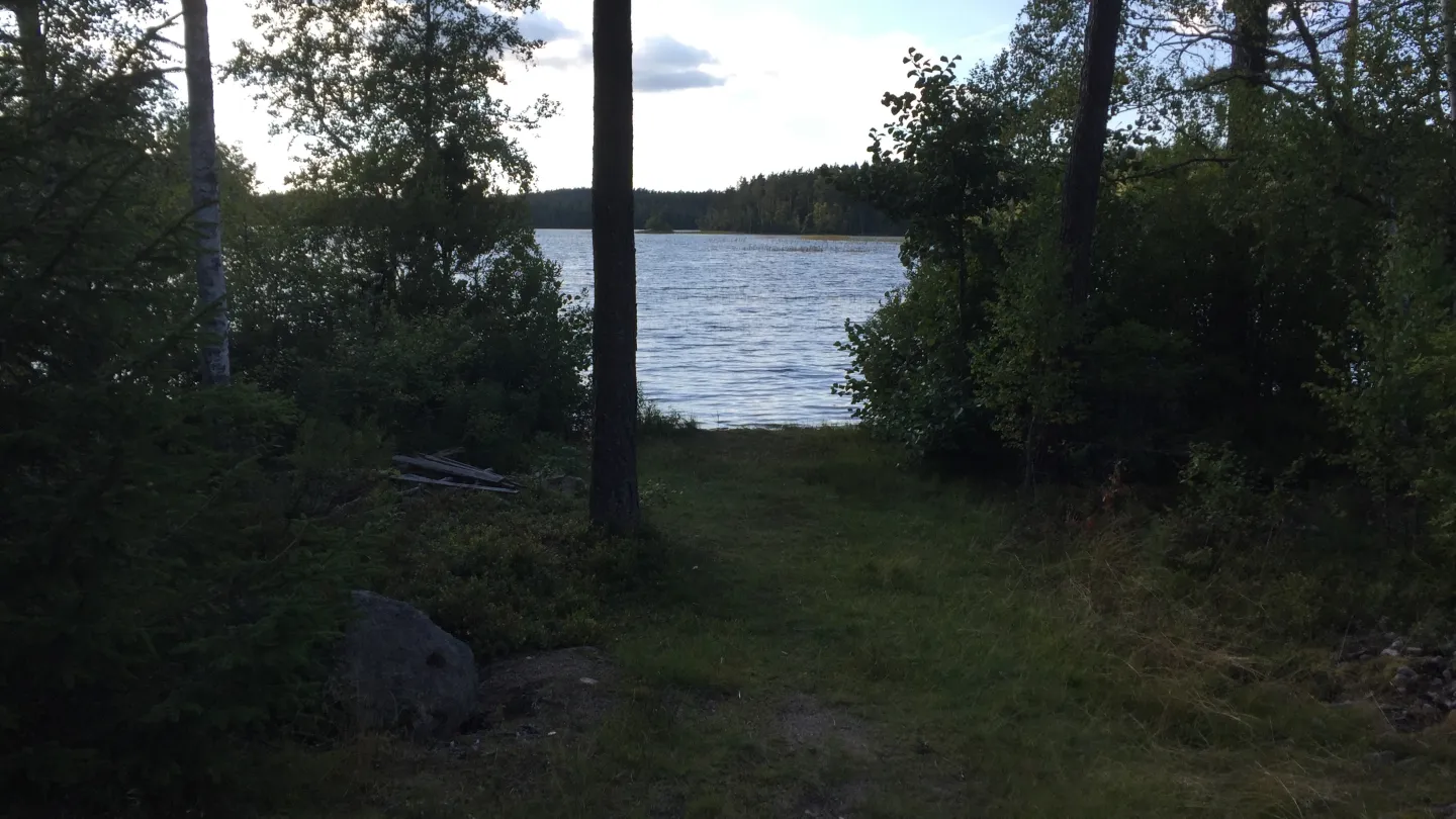 Hitta de små badsjöarna i skogen runt Vimmerby, nära Björkbackens hotell, camping och stugby. 