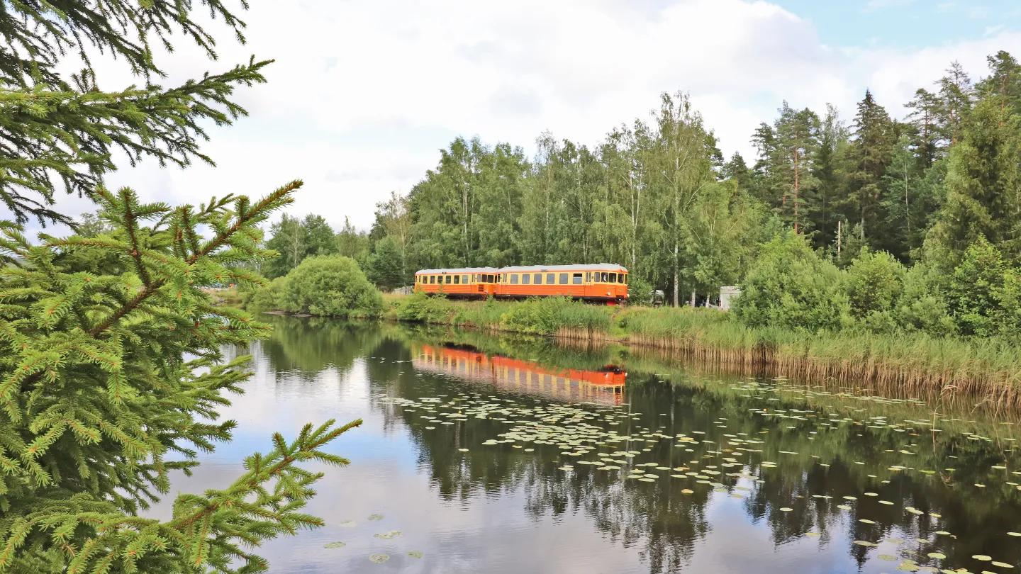 Smalspårsjärnvägen genom Vimmerby nära Björkbackens hotell, stugby och camping