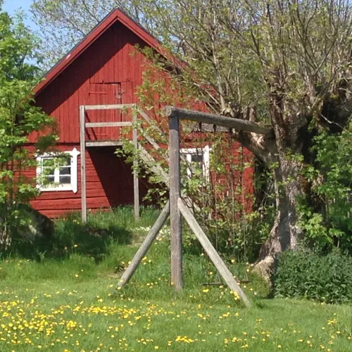 Bullerbyn, nära Björkbackens hotell, camping och stugby. 