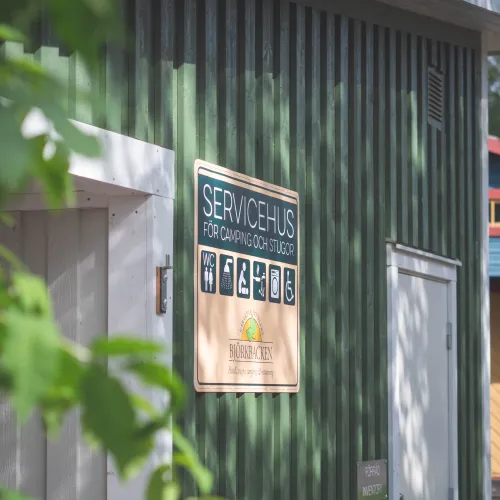 Skylt på utsidan av servicehuset