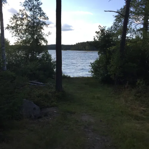 Hitta de små badsjöarna i skogen runt Vimmerby, nära Björkbackens hotell, camping och stugby. 