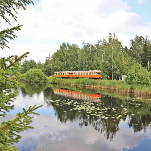 Smalspårsjärnvägen genom Vimmerby nära Björkbackens hotell, stugby och camping