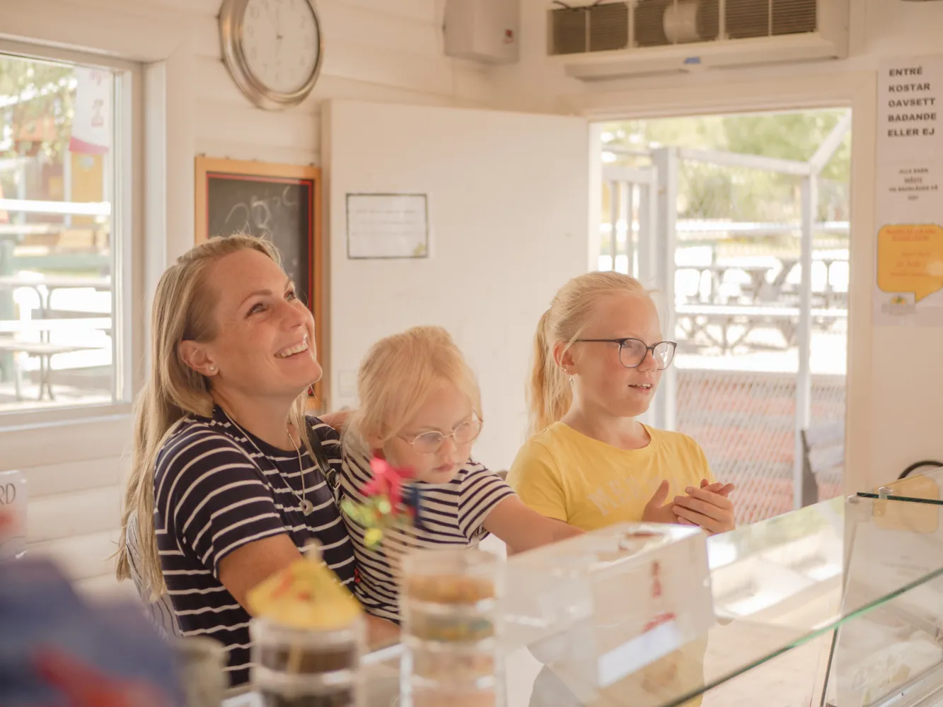 Familj vid disken på Cajsas Café