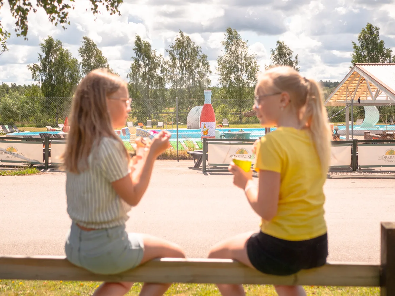 Barn med glass, utanför poolområdet