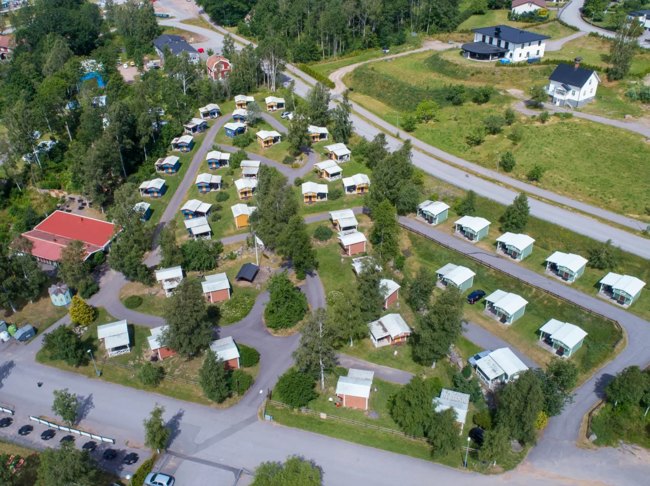 Drönarbild av Björkbackens stugby