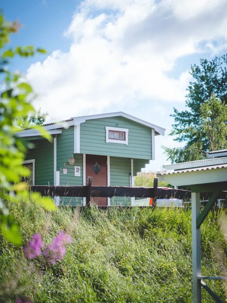 Grön stuga i Björkbackens stugby