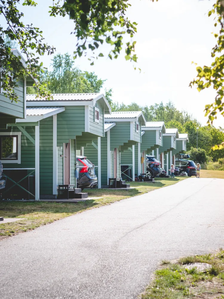 Väg med gröna stugor i Björkbackens stugby