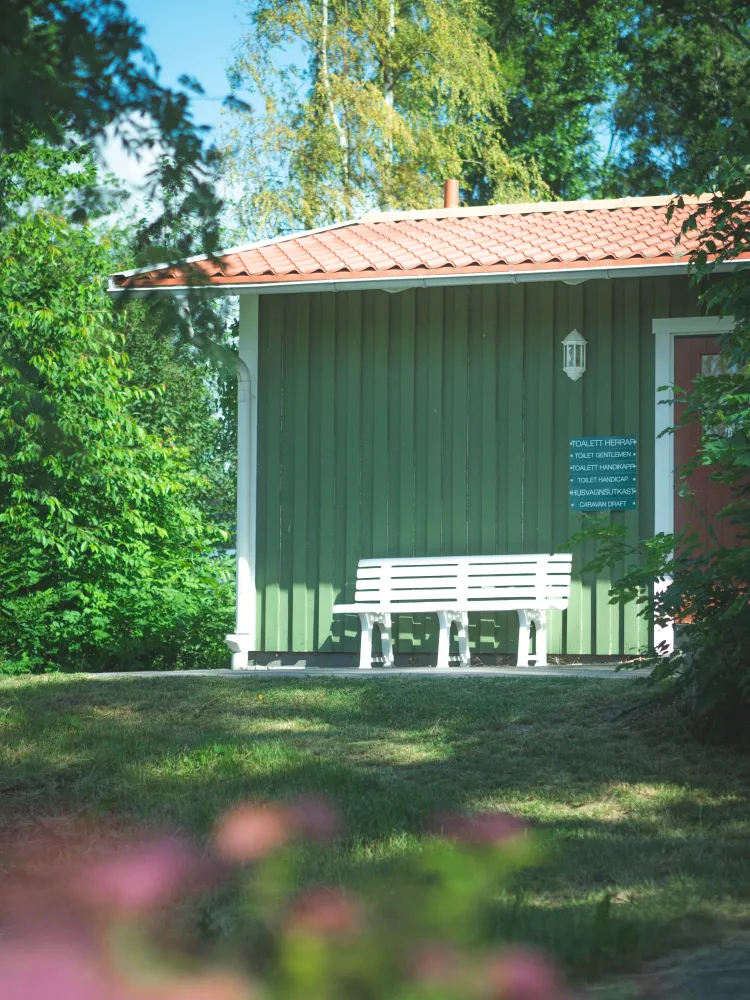 Bänk på utsidan av servicehuset