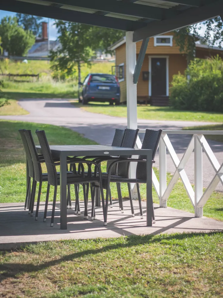 Uteplatsen av en stuga i Björkbackens stugby