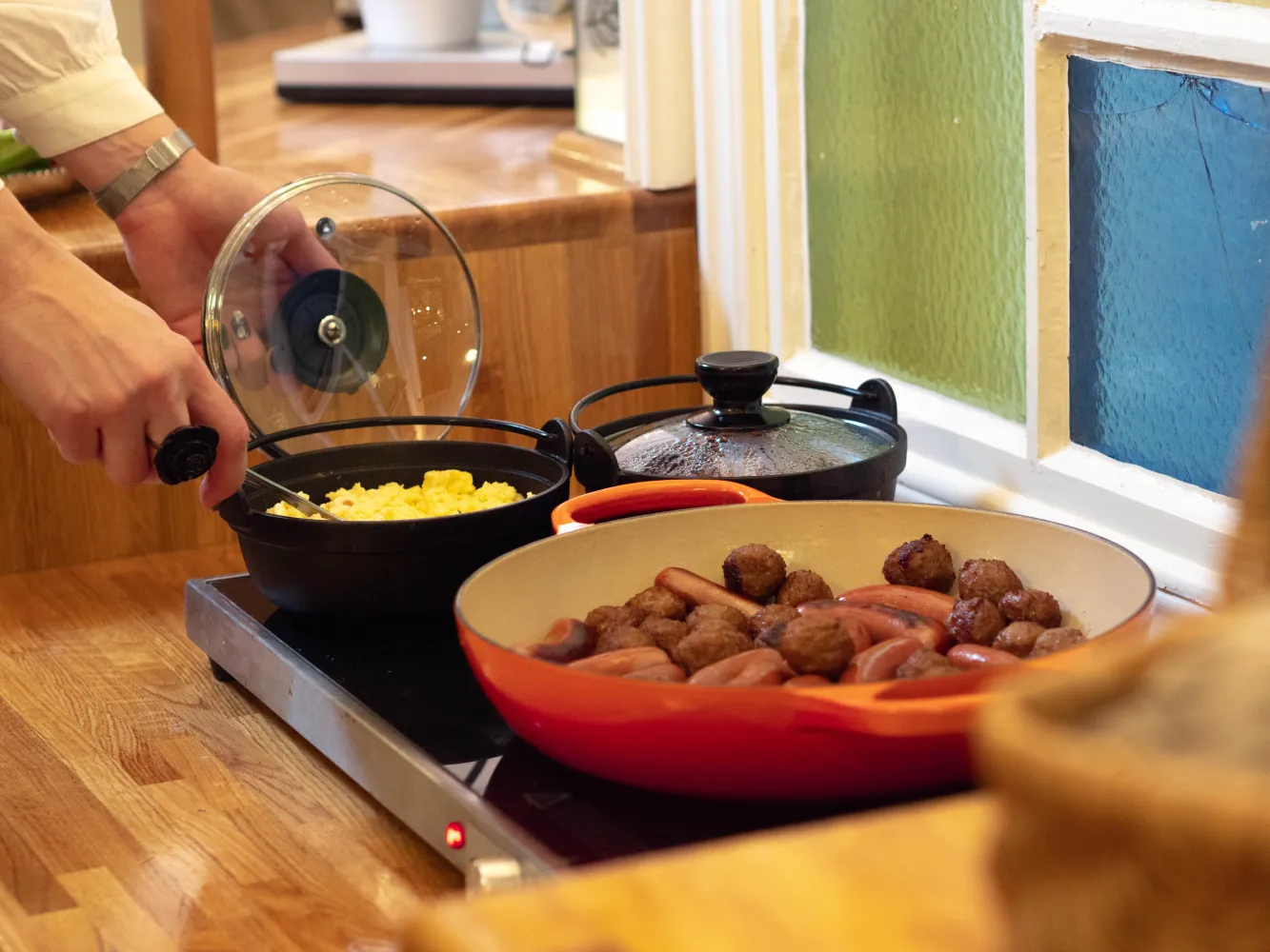 Frukost på Karaktärshotellet; äggröra, köttbullar och prinskorv