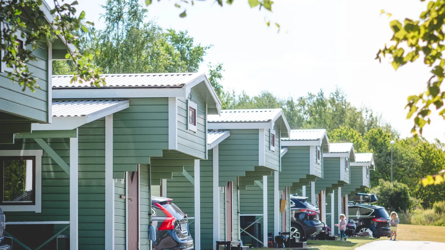 Väg med gröna stugor i Björkbackens stugby